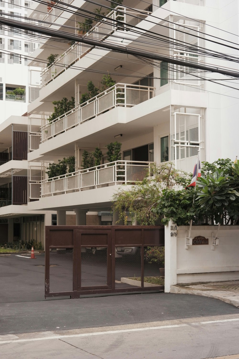 Portón de acceso vehicular de un edificio residencial en Talca