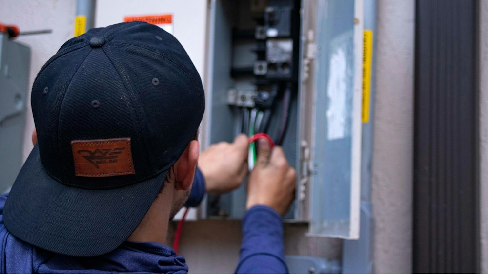 Técnico conectando un circuito en un tablero eléctrico