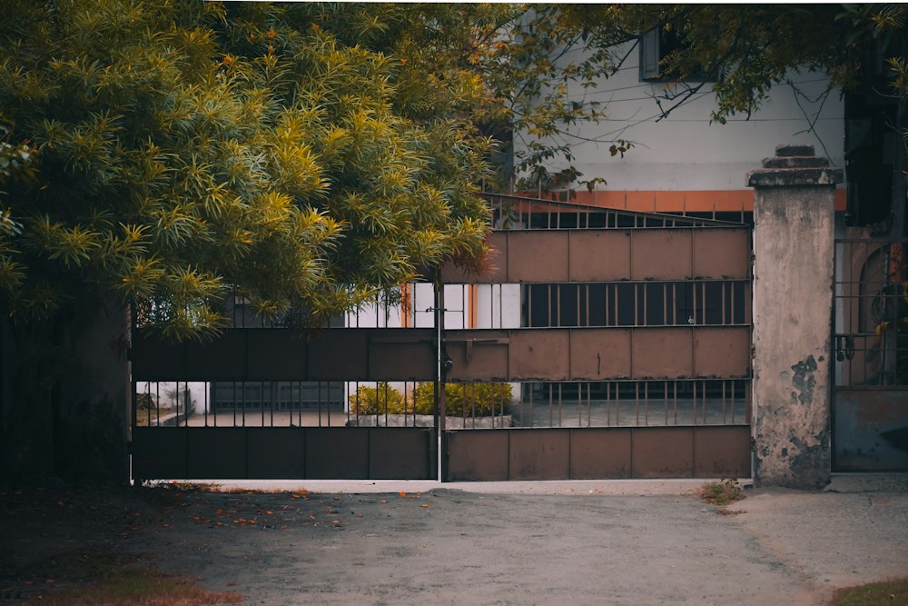Portón de planchas metálicas frente a un edificio en su comuna