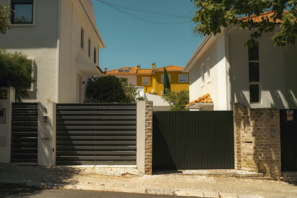 Portones metálicos corredizos y batientes en casas vecinas
