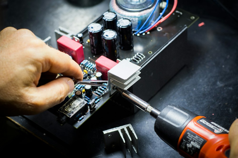 Reparación de una placa electrónica con destornillador